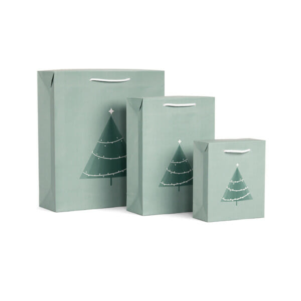 Lukket julepose i vintergrønn med juletre | Gaveposer - lagervarer | SKG - Spesialister innen profilert emballasje