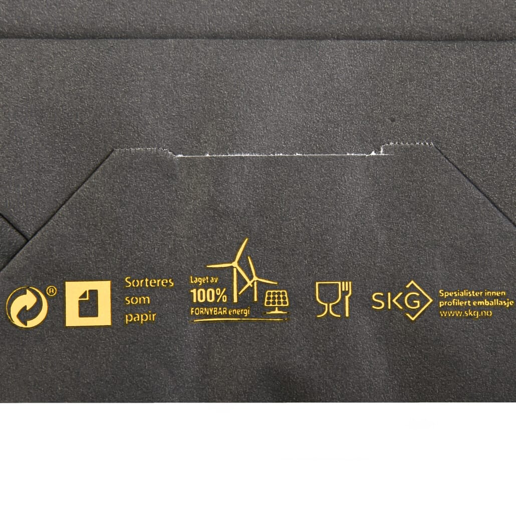 Miljømerking i bunnen av en papirpose med trykk | SKG - Spesialister innen profilert emballasje