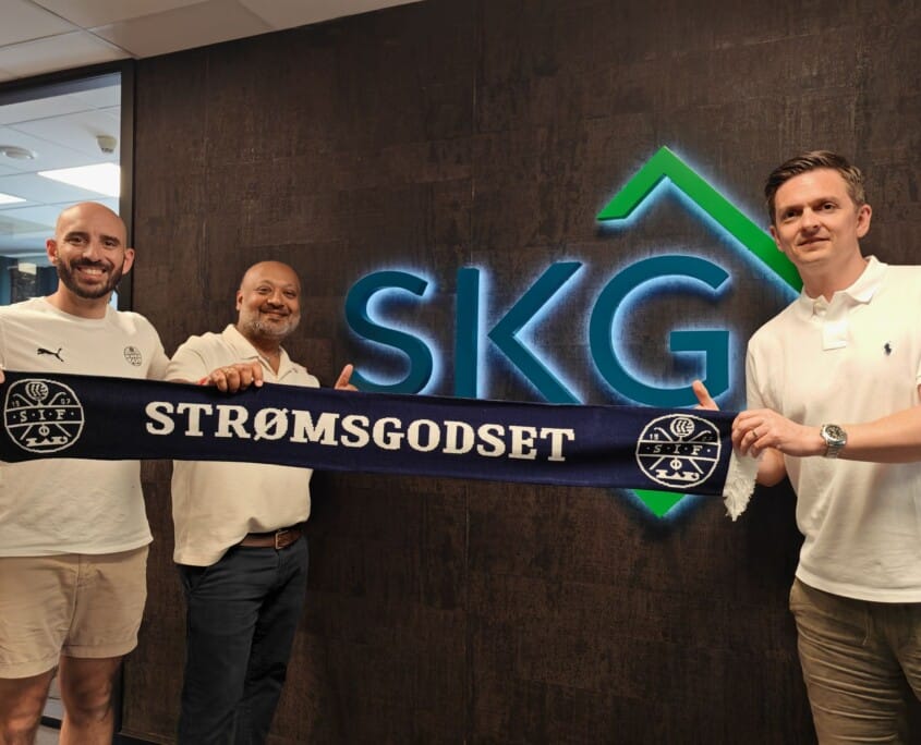 Selim Emeci fra Strømsgodset sammen med Amit Garg – gründer og daglig leder i SKG Emballasje, og Aleksander Engeset – salgs- og markedsleder i SKG, fotografert på SKG Emballasje AS sitt kontor i forbindelse med inngåelsen av partnerskap i Bronseklubben | SKG - Spesialister innen profilert emballasje